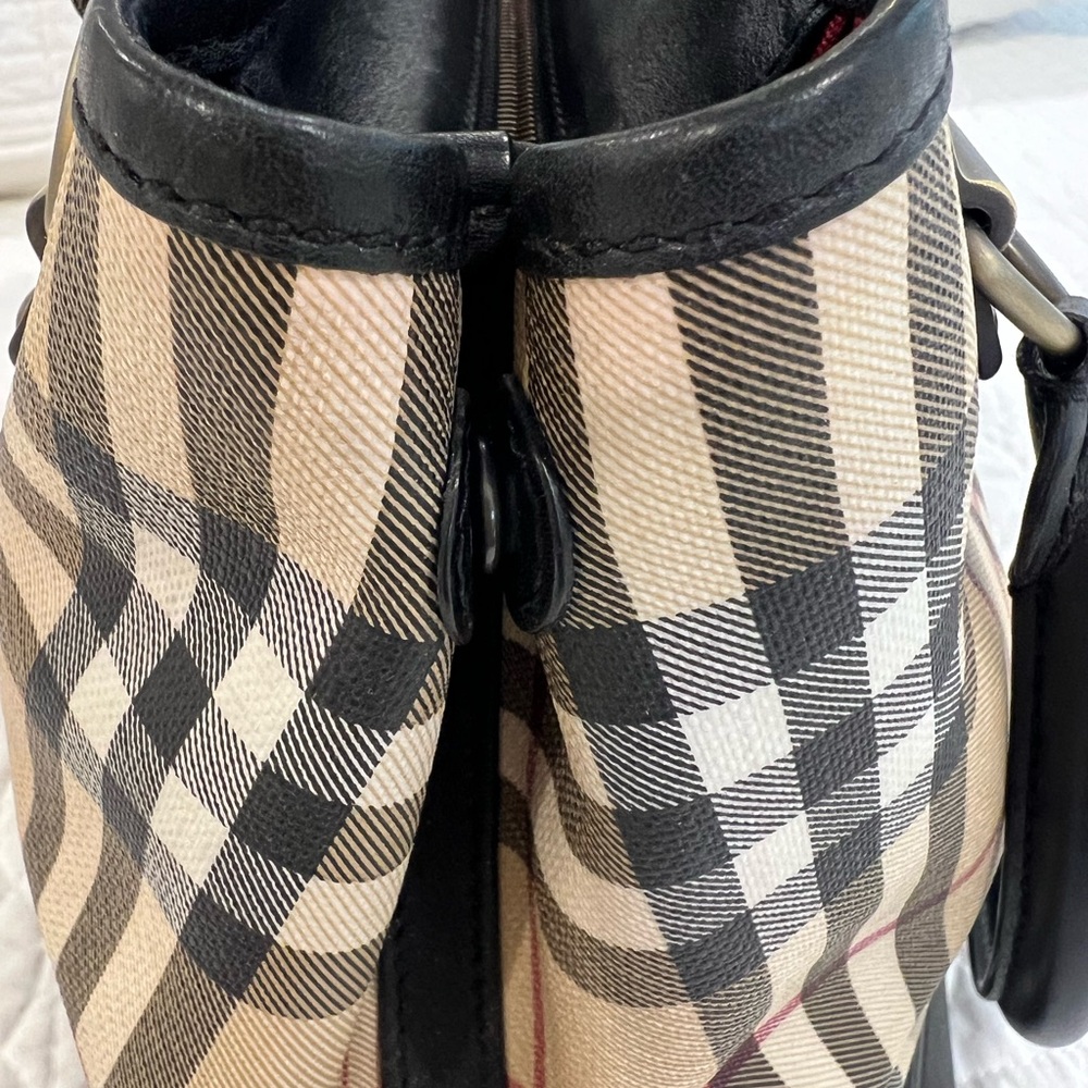 💄 Burberry Beige Check Canvas Tote with Black Leather Trim and Gold Hardware - Picture 6 of 14